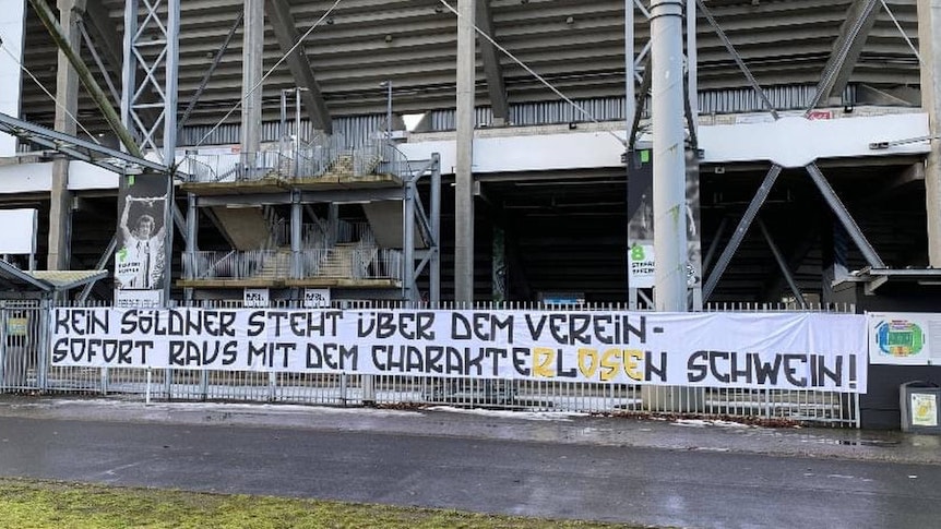 Krasse Reaktionen der Gladbach-Fans, nachdem Marco Rose seinen BVB-Abgang offiziell gemacht gemacht hat. Dieses Foto vom 17. Februar 2021 zeigt ein Hass-Banner an den Stadiontoren des Borussia-Parks. Rose wird per Aufschrift beleidigt.