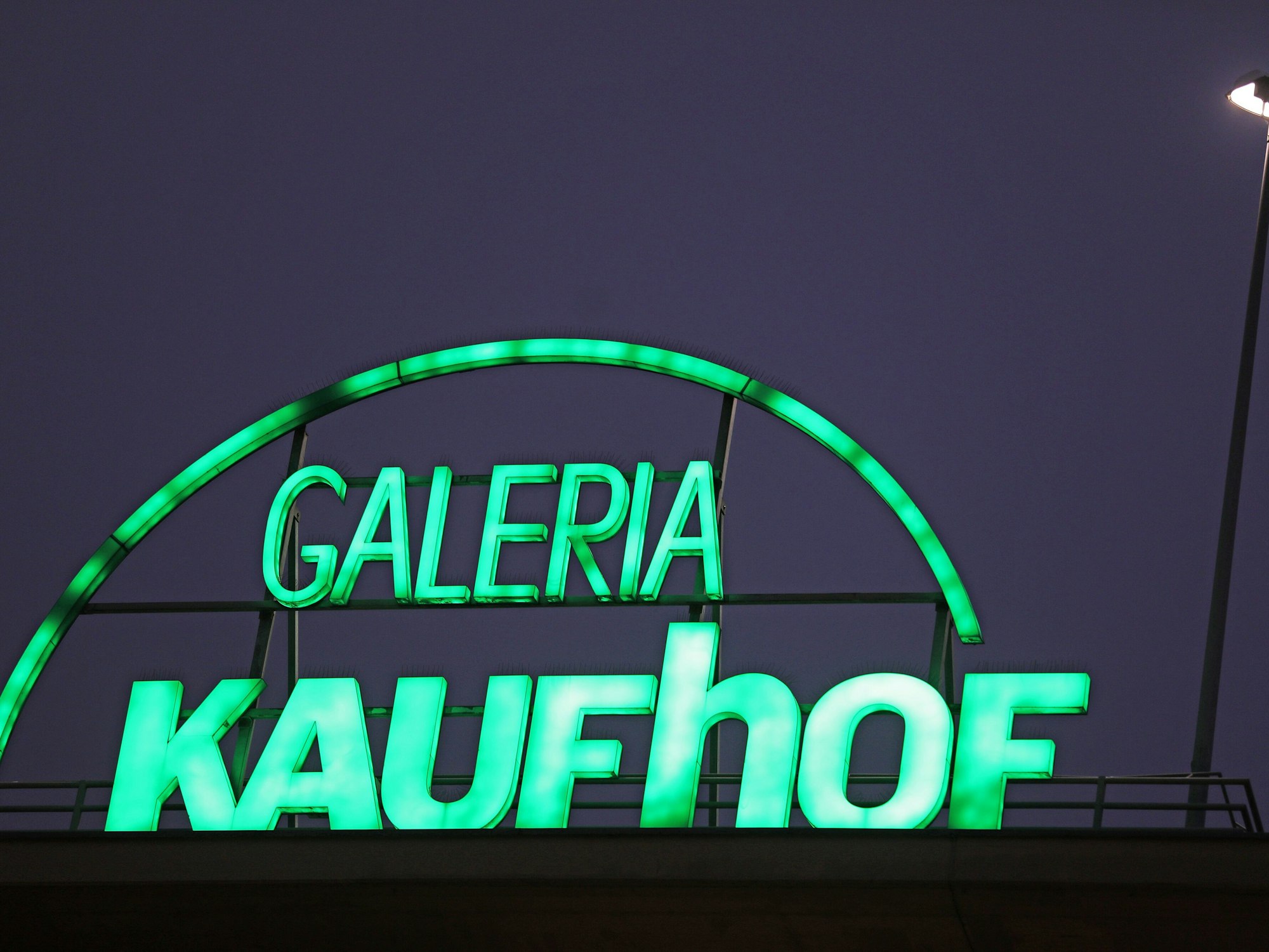 Der Schriftzug «Galeria Kaufhof» leuchtet auf einer Filiale des Warenhauskonzerns Galeria Karstadt Kaufhof.