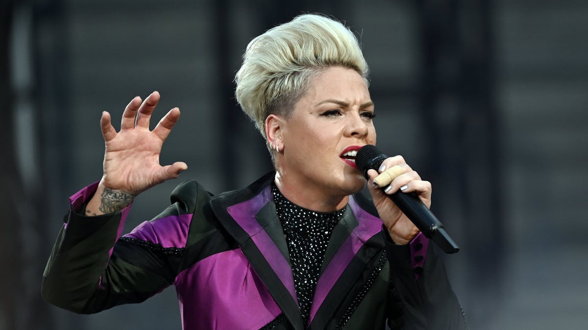 US-Sängerin Pink singt bei einem Konzert mit dem Mikro in der Hand.