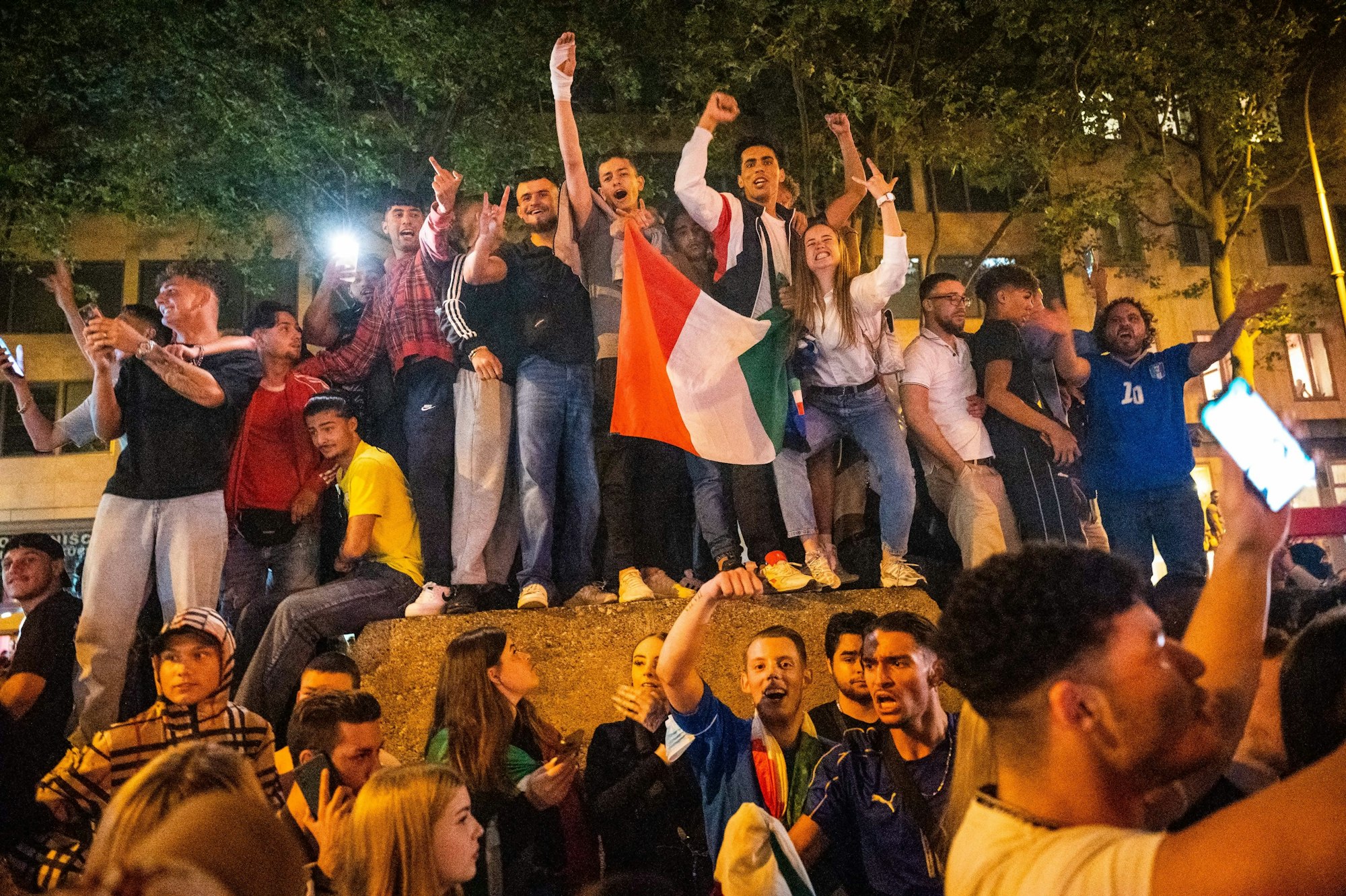 Italienische Fans feiern auf dem Hohenzollernring den EM-Sieg Italiens