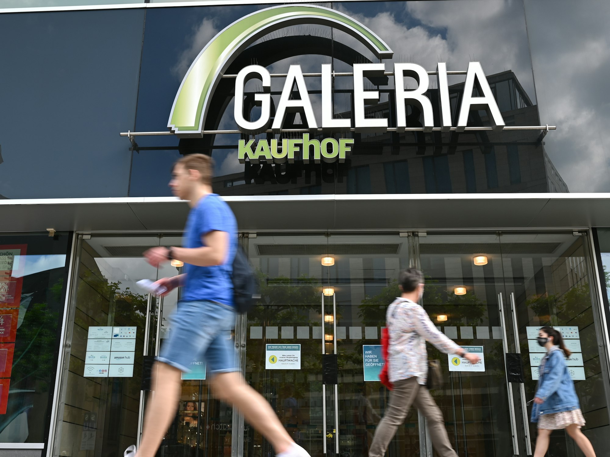 Passanten gehen auf der Frankfurter Einkaufsmeile Zeil am Eingang des Kaufhauses Galeria Kaufhof vorbei.