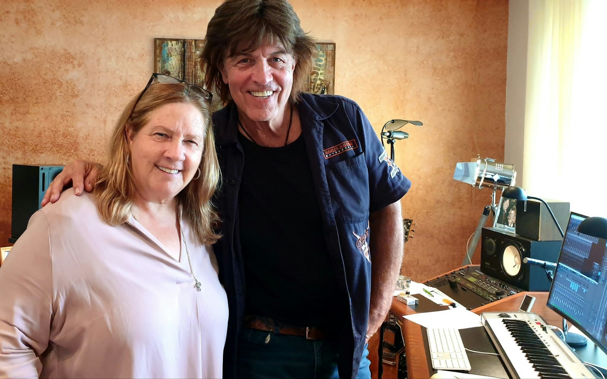 Ralf Rudnik hält Schlager-Sängerin Kathy Kelly im Tonstudio im Arm.