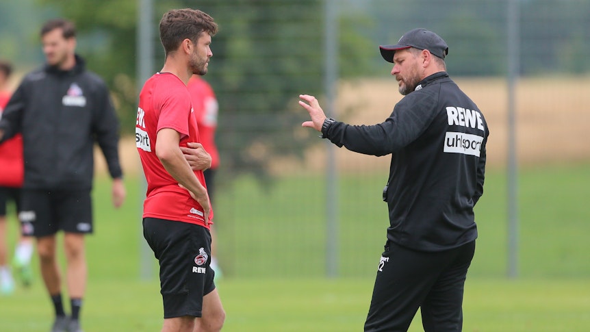 Steffen Baumgart spricht beim 1. FC Köln mit Jonas Hector.