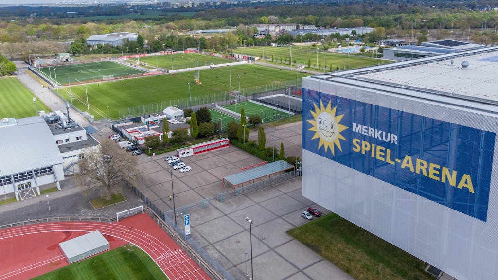 Der Arena-Sportpark in Düsseldorf-Stockum - mit Arena, Leichtathletikhalle (l.) und den Trainingsplätzen.