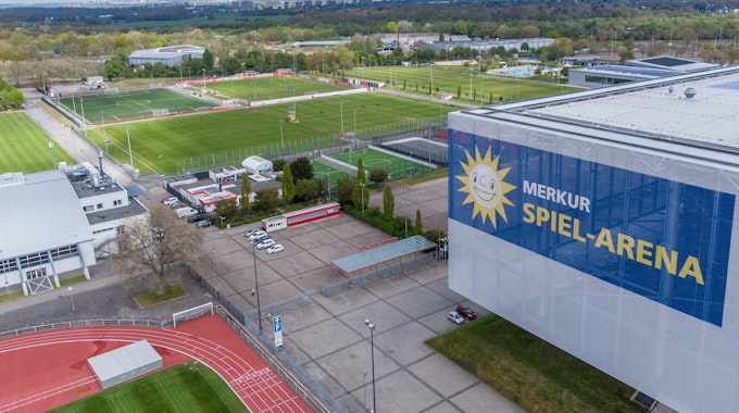 Der Arena-Sportpark in Düsseldorf-Stockum - mit Arena, Leichtathletikhalle (l.) und den Trainingsplätzen.