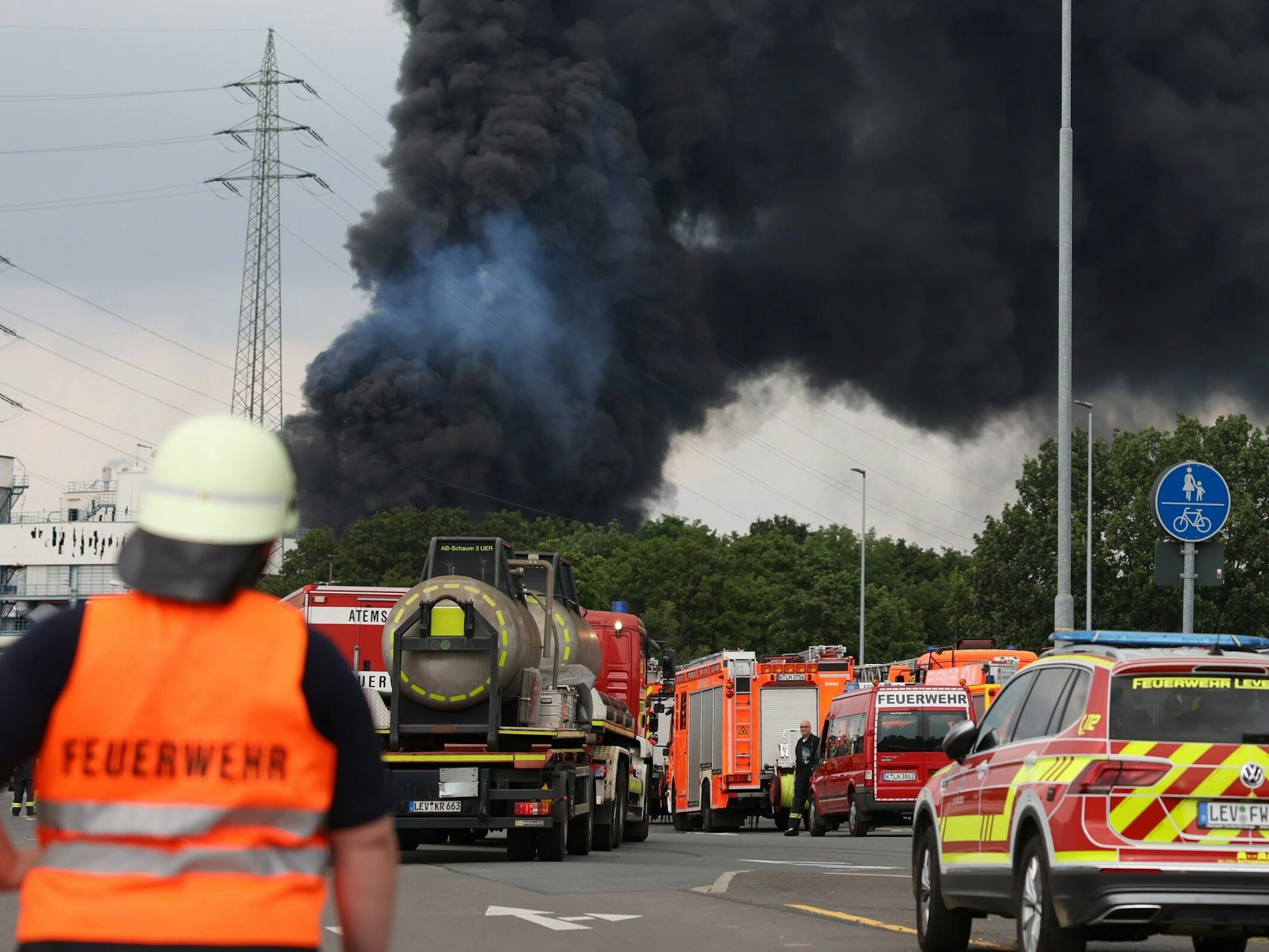 Eine riesige Rauchwolke steigt nach einer Explosion im Leverkusener Chempark in den Himmel auf.
