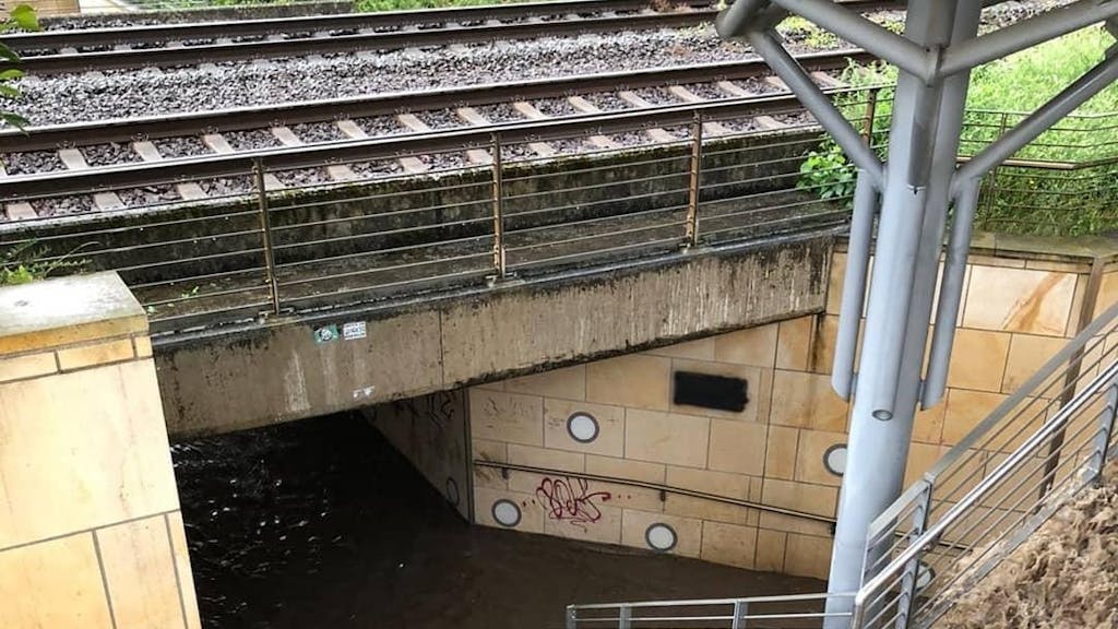 Eine Bahnunterführung in Lügde ist am Montagabend (26. Juli) mit Regenwasser vollgelaufen.