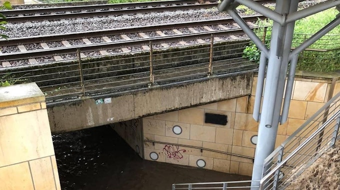Eine Bahnunterführung in Lügde ist am Montagabend (26. Juli) mit Regenwasser vollgelaufen.