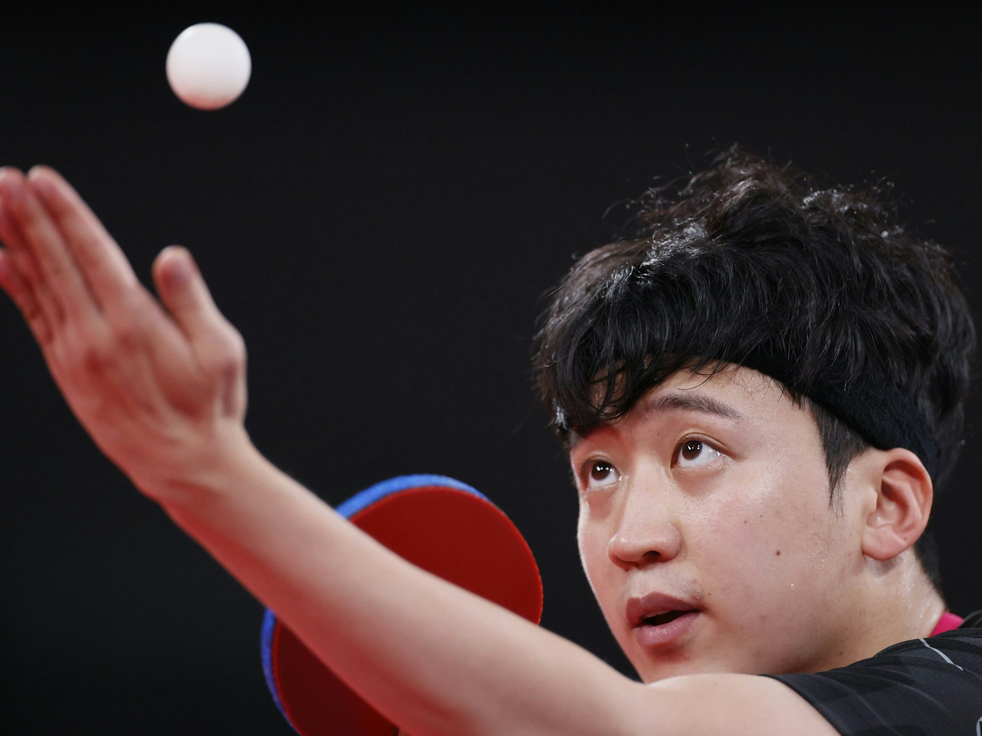 Jeoung Youngsik (Südkroea) beim Tischtennis-Aufschlag im Tokio Metropolitan Gymnasium