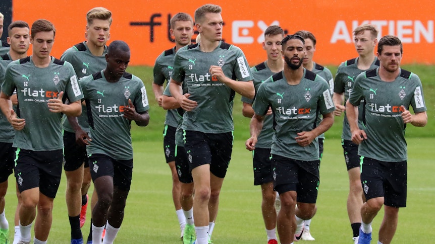 Die Gladbacher Nationalspieler um Florian Neuhaus (l.), Matthias Ginter (3.v.l.) und Jonas Hofmann (r.) laufen am Dienstag (27. Juli 2021) wieder gemeinsam mit ihren Borussia-Teamkollegen über das Fohlen-Trainingsgelände.