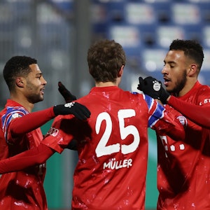 Serge Gnabry (l.), Thomas Müller (M.) und Corentin Tolisso (r.) bejubeln Gnabrys Tor gegen Holstein Kiel beim Spiel der zweiten DFB-Pokal-Runde.