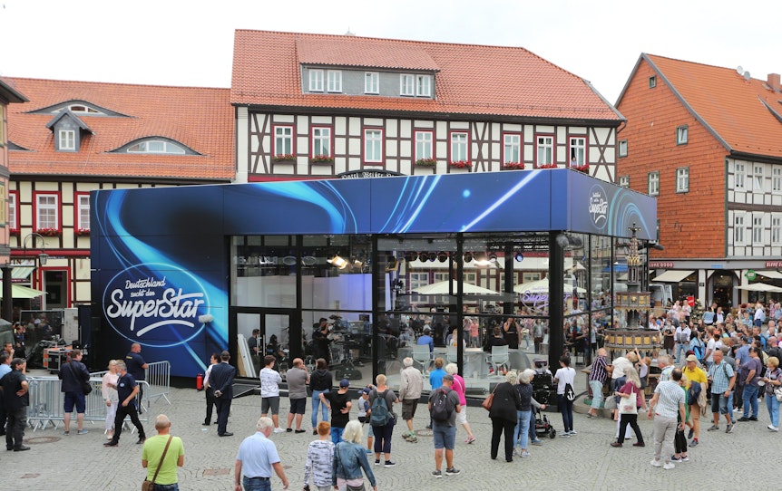 Hunderte Fans der bekannten RTL-Castingshow "Deutschland sucht den Superstar" DSDS kommen zum Kubus auf dem Marktplatz, in dem die Castings aufgezeichnet werden. Foto: Matthias Bein/dpa-Zentralbild/dpa