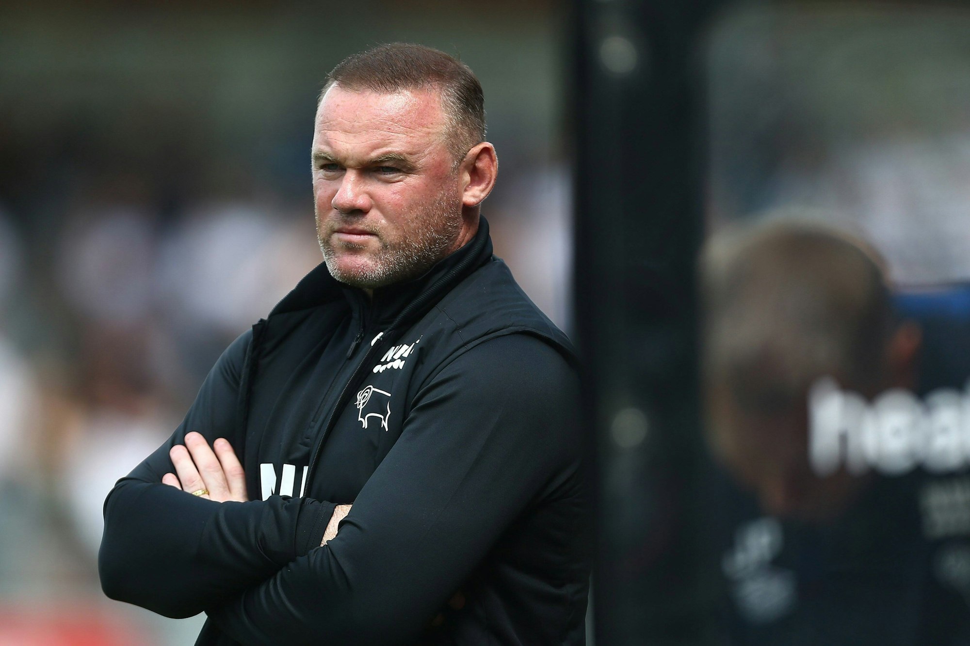 Derby-County-Trainer Wayne Rooney steht an der Linie beim Testspiel gegen Salford.