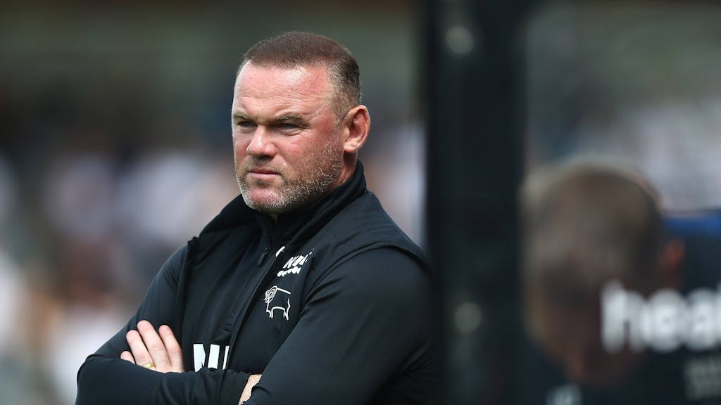 Derby-County-Trainer Wayne Rooney steht an der Linie beim Testspiel gegen Salford.