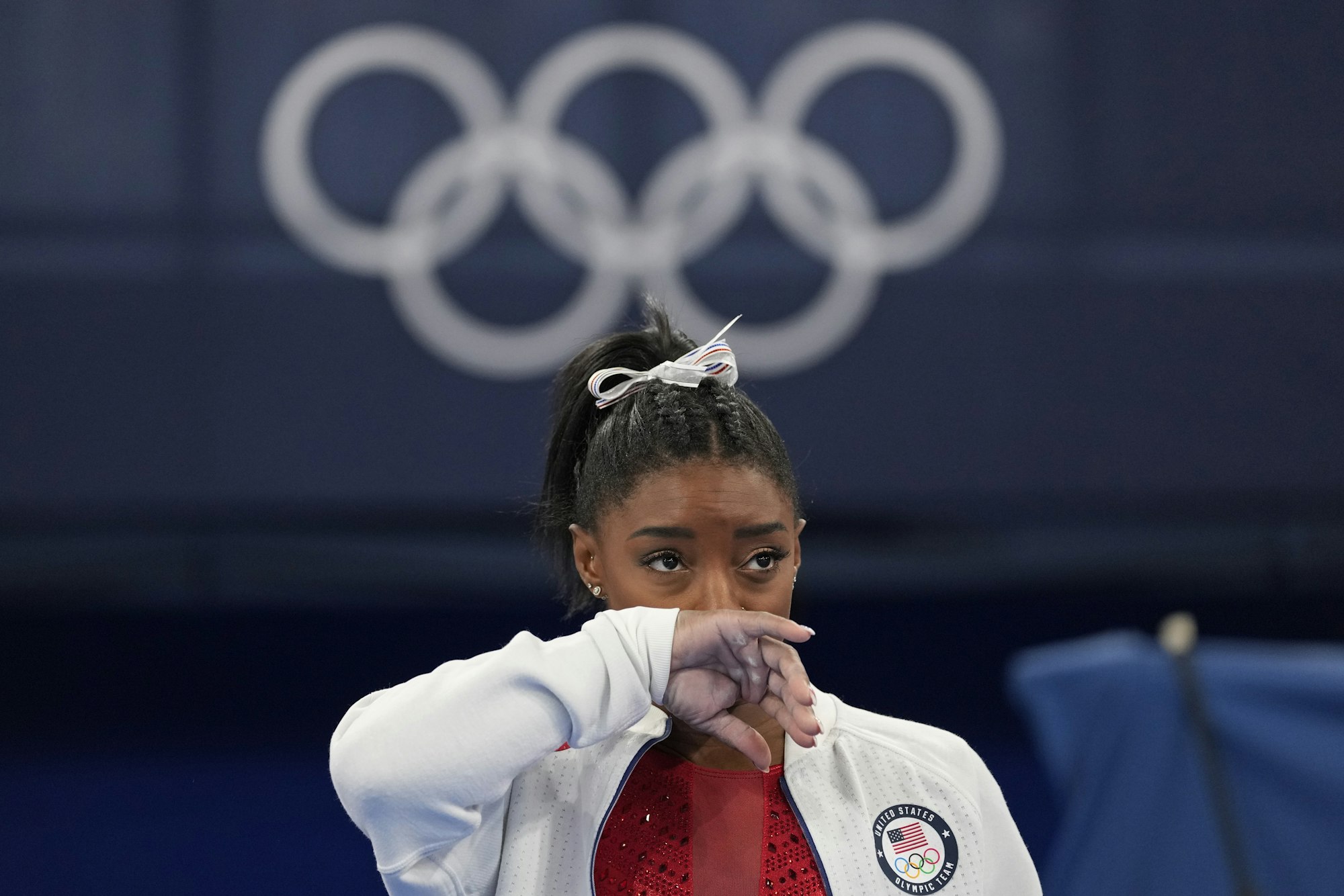 Die US-amerikanische Kunstturnerin Simone Biles blickt im Olympischen Turnzentrum in Tokio enttäuscht in die Ferne.