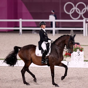 Jessica von Bredow-Werndl und ihr Pferd Dalera reiten ihre Lektionen im Finale des Dressur-Einzel-Wettbewerbs der Olympischen Spiele in Tokio.