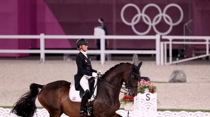 Jessica von Bredow-Werndl und ihr Pferd Dalera reiten ihre Lektionen im Finale des Dressur-Einzel-Wettbewerbs der Olympischen Spiele in Tokio.