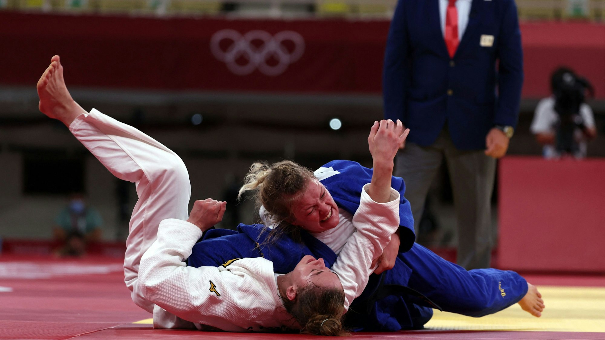 Germany's Giovanna Scoccimarro (white) and Netherlands' Sanne Van Dijke compete in the judo women's -70kg bronze medal B bout during the Tokyo 2020 Olympic Games at the Nippon Budokan in Tokyo on July 28, 2021. (Photo by Jack GUEZ / AFP)