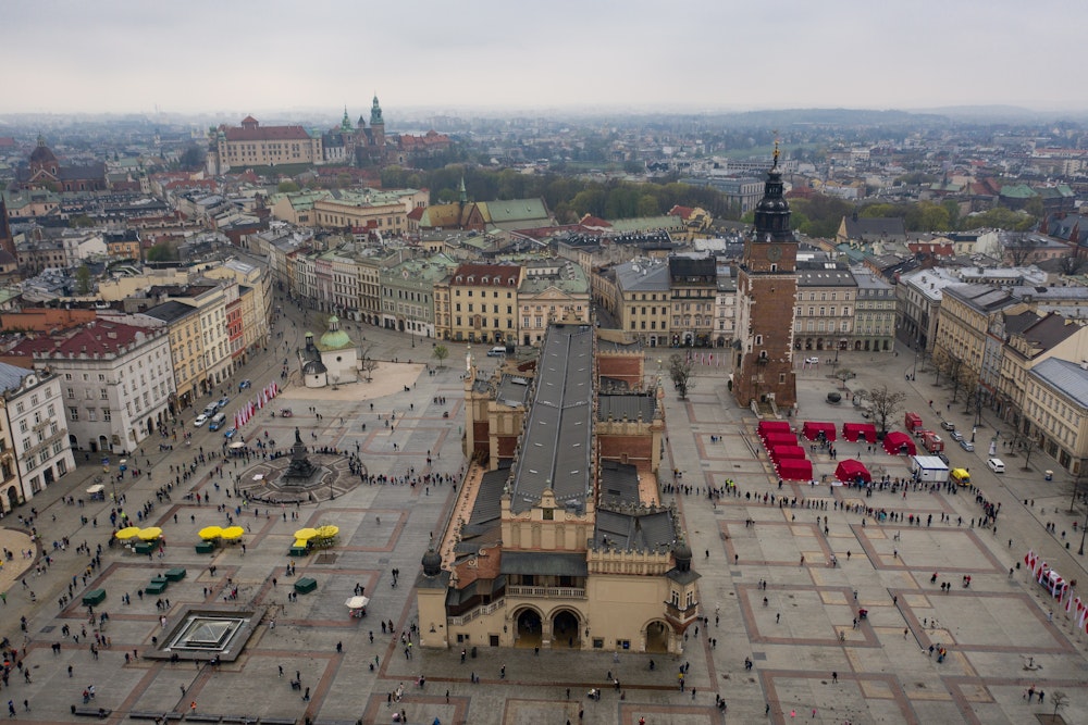 Der Hauptmarkt in Krakau von oben mit Menschen, die zur Corona-Impfung anstehen