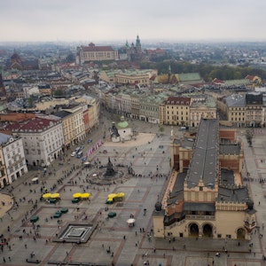 Der Hauptmarkt in Krakau von oben mit Menschen, die zur Corona-Impfung anstehen