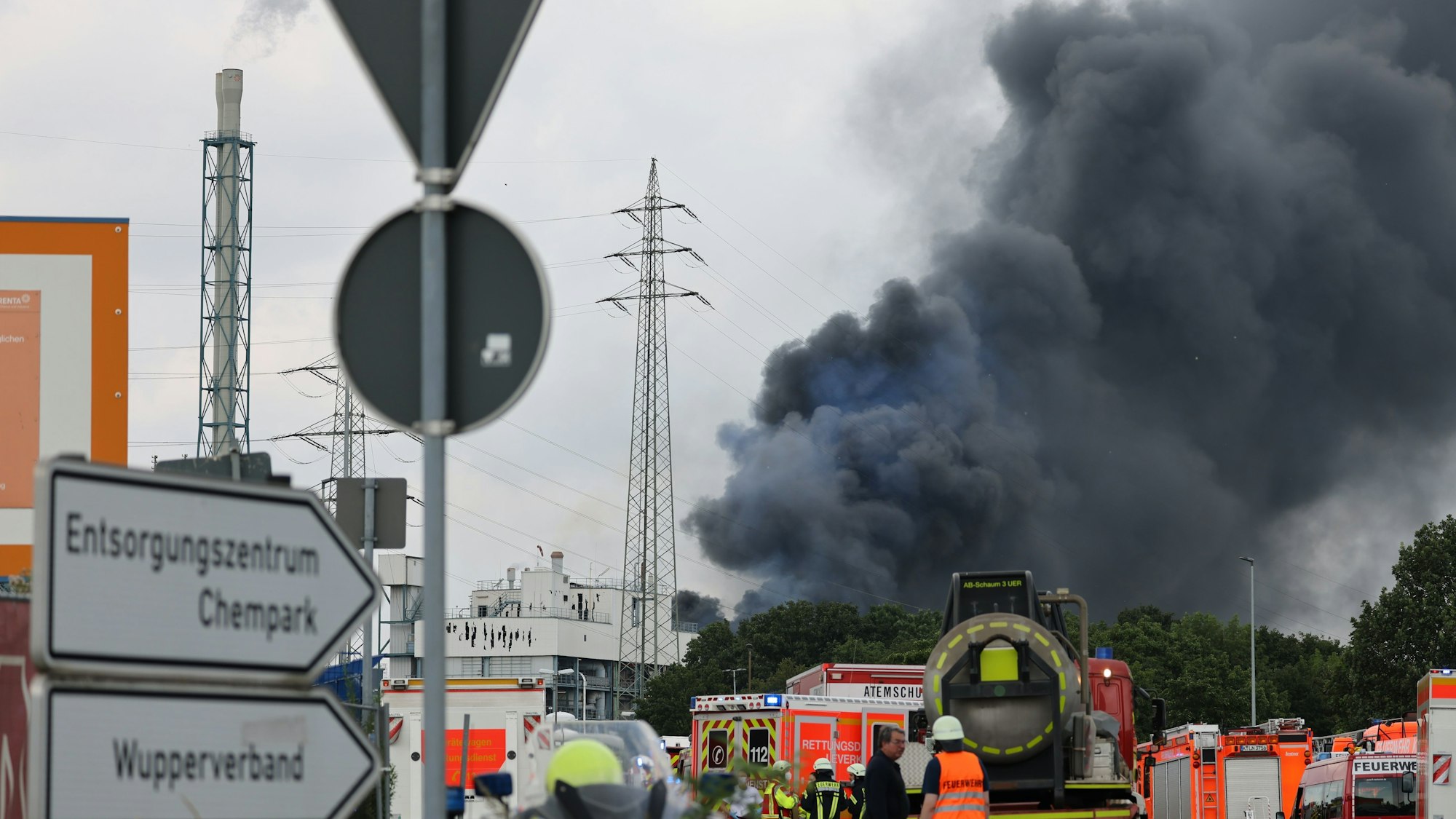 Explosion in Leverkusen: Rauchwolke über Leverkusen am 27. Juli 2021