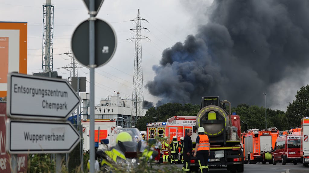 Explosion in Leverkusen: Rauchwolke über Leverkusen am 27. Juli 2021