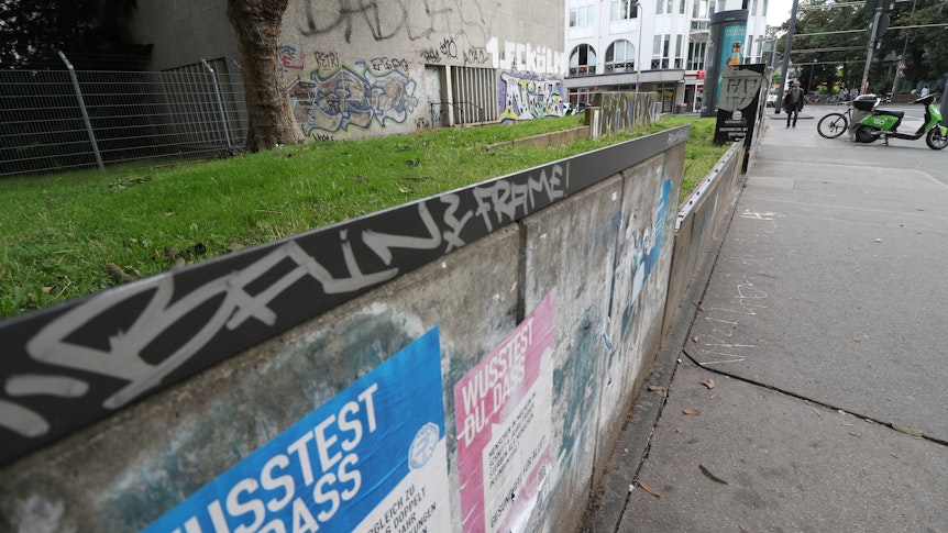 Die Stadt hat an der Zülpicher Straße Winkeleisen angebracht, damit Menschen sich nicht auf die Mauer setzen können.