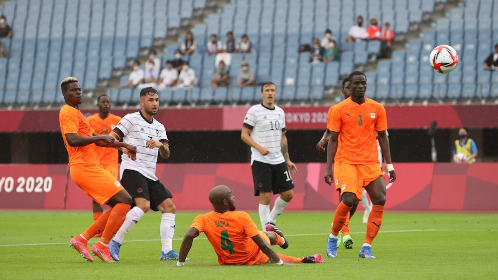 Marco Richter (links, im Hintergrund Max Kruse) im Olympia-Gruppenspiel von Deutschland gegen die Elfenbeinküste am 28. Juli im japanischen Rifu.