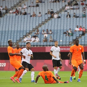 Marco Richter (links, im Hintergrund Max Kruse) im Olympia-Gruppenspiel von Deutschland gegen die Elfenbeinküste am 28. Juli im japanischen Rifu.