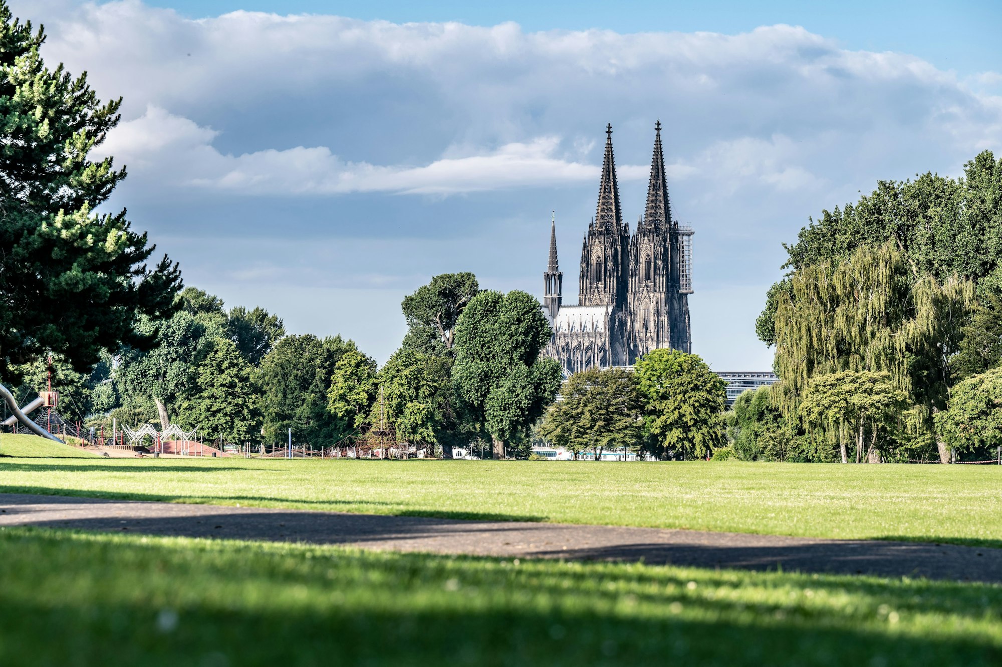 Der Kölner Dom vom Rheinpark aus fotografiert