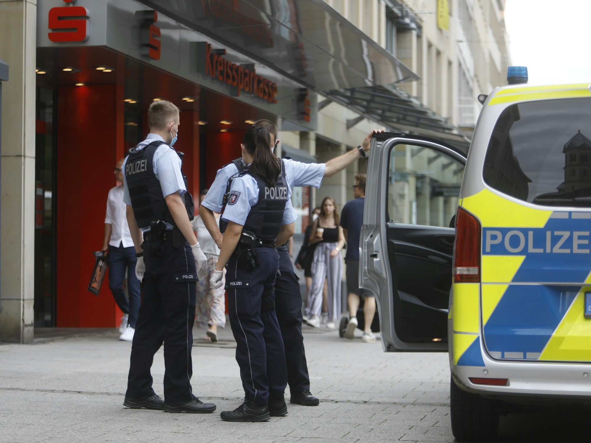 Kölner Polizei am Neumarkt bei einem Einsatz.