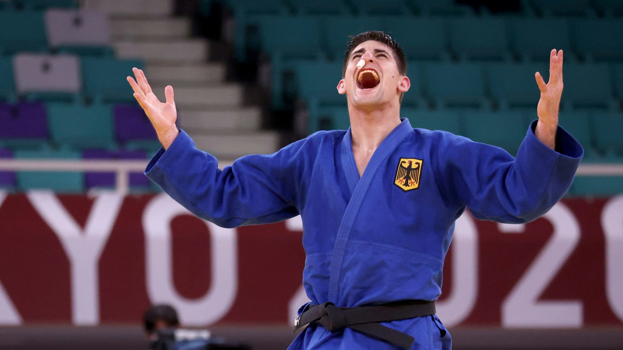 Eduard Trippel jubelt nach seinem Sieg im Halbfinal-Kampf im Judo bei Olympia.