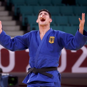 Eduard Trippel jubelt nach seinem Sieg im Halbfinal-Kampf im Judo bei Olympia.