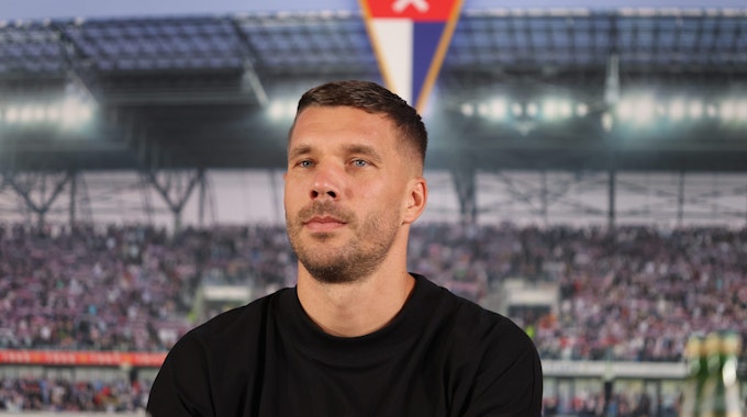 Lukas Podolski aus Deutschland sitzt bei einer Pressekonferenz zu seiner Vorstellung als Neuzugang beim polnischen Fußball-Erstligisten Gornik Zabrze.