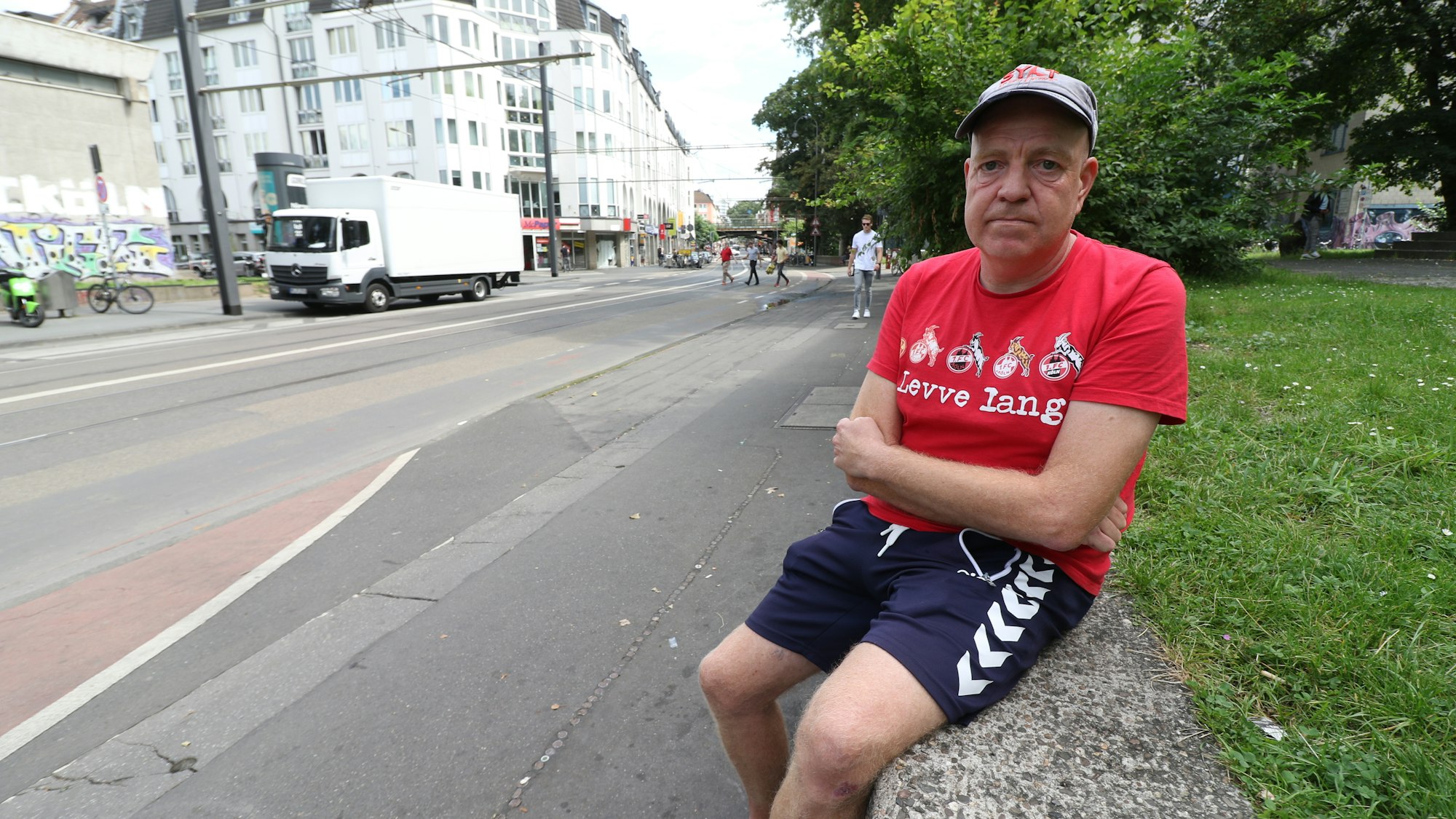 Anwohner Andreas Gebauer von der Zülpicher Straße sitzt auf einer Mauer.