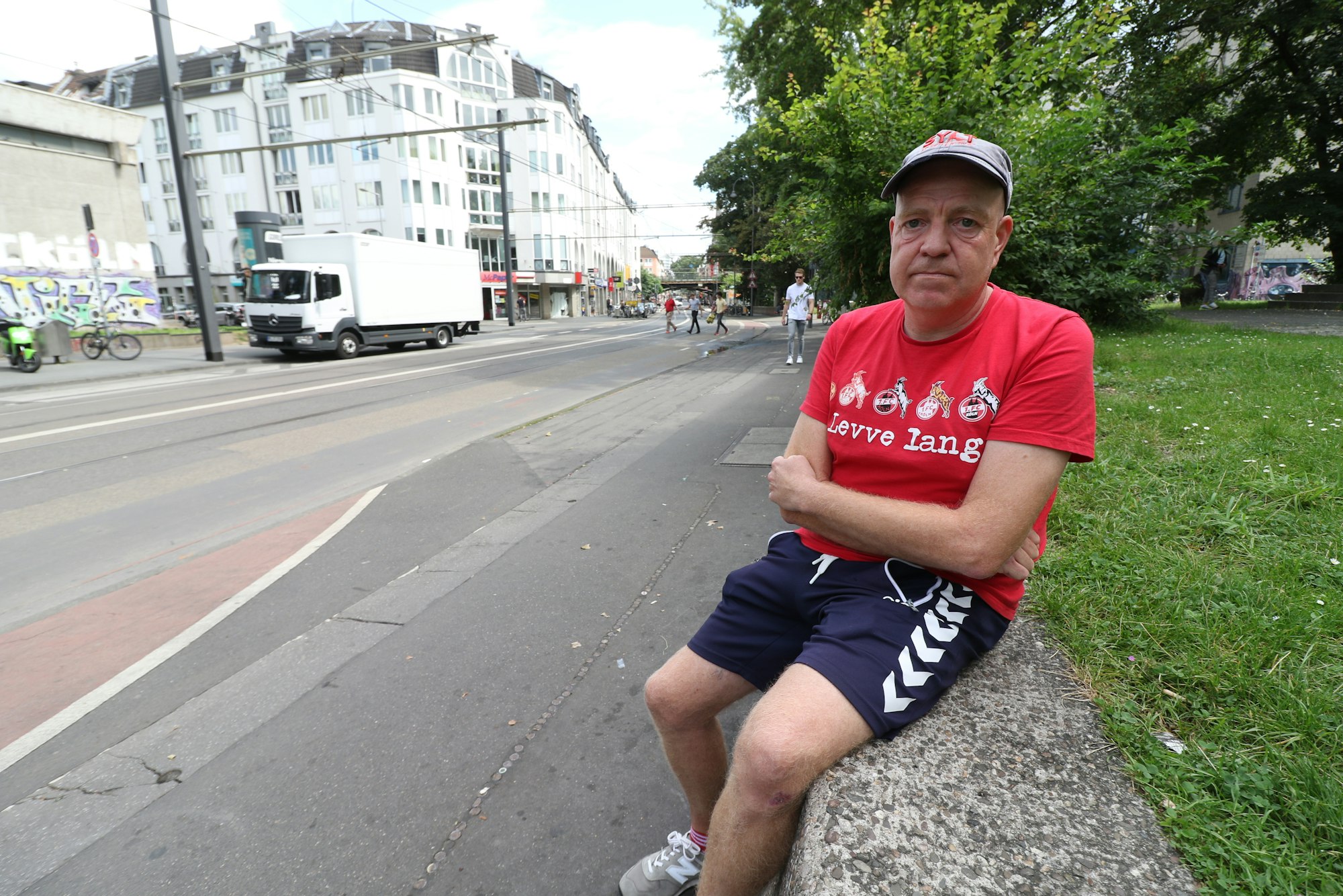 Anwohner Andreas Gebauer von der Zülpicher Straße sitzt auf einer Mauer.