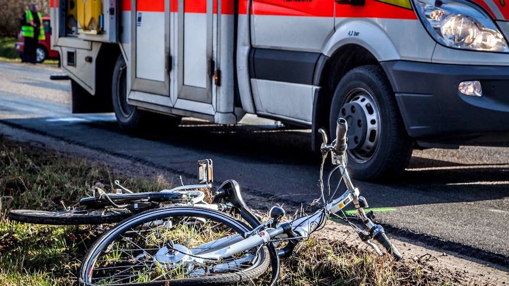 Das Foto zeigt einen schweren Fahrradunfall im Februar 2014 in Schleswig-Holstein.