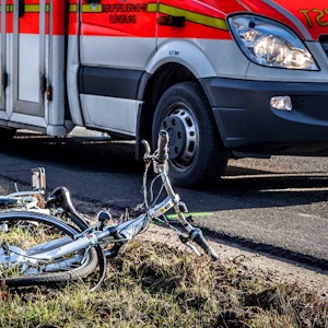 Das Foto zeigt einen schweren Fahrradunfall im Februar 2014 in Schleswig-Holstein.