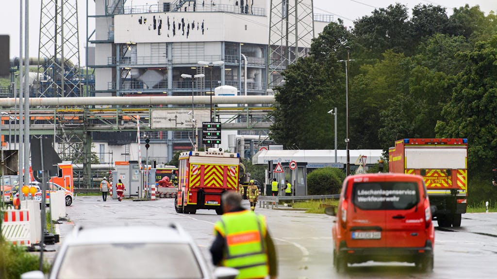 Furchtbarer Vorfall in Leverkusen: Eine Explosion am Chempark Leverkusen hat Tote und Verletzte gefordert. Unser Foto zeigt Einsatzkräfte vor Ort am 27. Juli 2021.