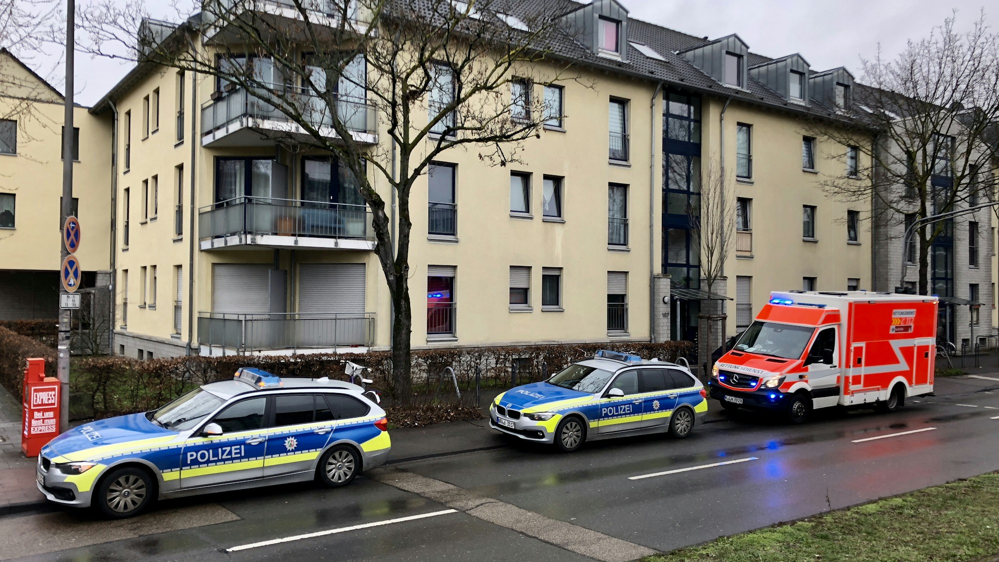Streifenwagen der Polizei und ein Rettungswagen stehen an der Amsterdamer Staße in Niehl.