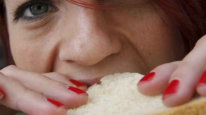 Eine Frau beißt am 28.03.2008 in Berlin in ein Käse-Sandwich.