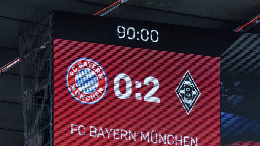 Die Anzeigetafel in der Allianz Arena zeigt das Testspielergebnis zwischen dem FC Bayern und Borussia Mönchengladbach an. Die Fohlen gewannen am 28. Juli 2021 2:0.