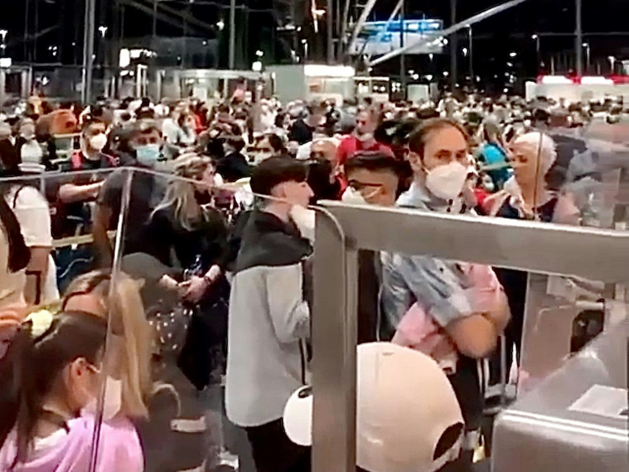 Reisende warten am Flughafen Köln/Bonn.