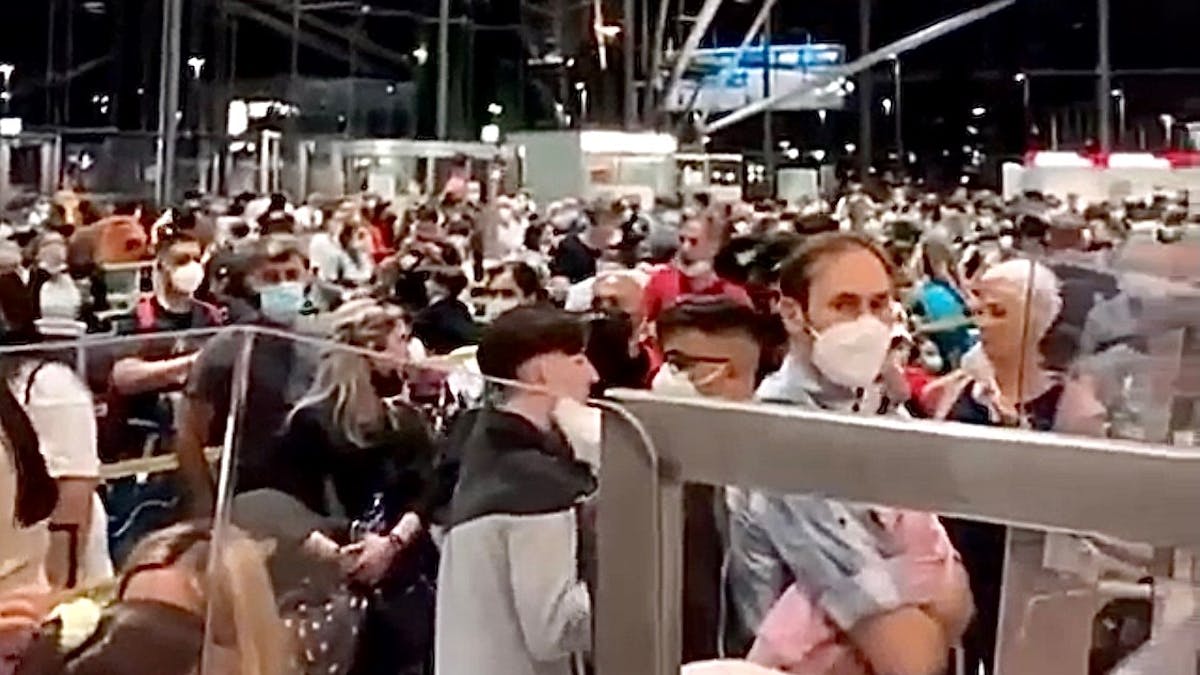 Reisende warten am Flughafen Köln/Bonn.