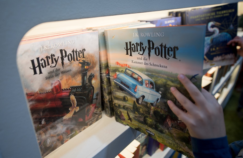 Das Foto zeigt den dritten Buchband der Fantasy-Reihe Harry Potter auf der Leipziger Buchmesse.