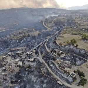 Ein Luftbild zeigt die Zerstörung durch die Waldbrände in Manavgat in der Region Antalya am 29. Juli 2021.