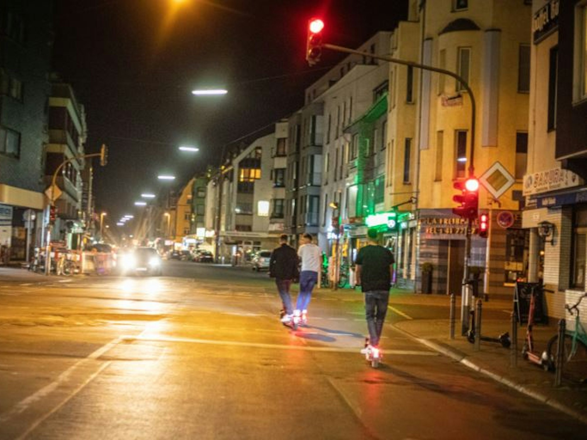 Männer fahre mit E-Scootern über die Berrenrather Straße in Sülz. Foto von Matthias Heinekamp, honorarfrei