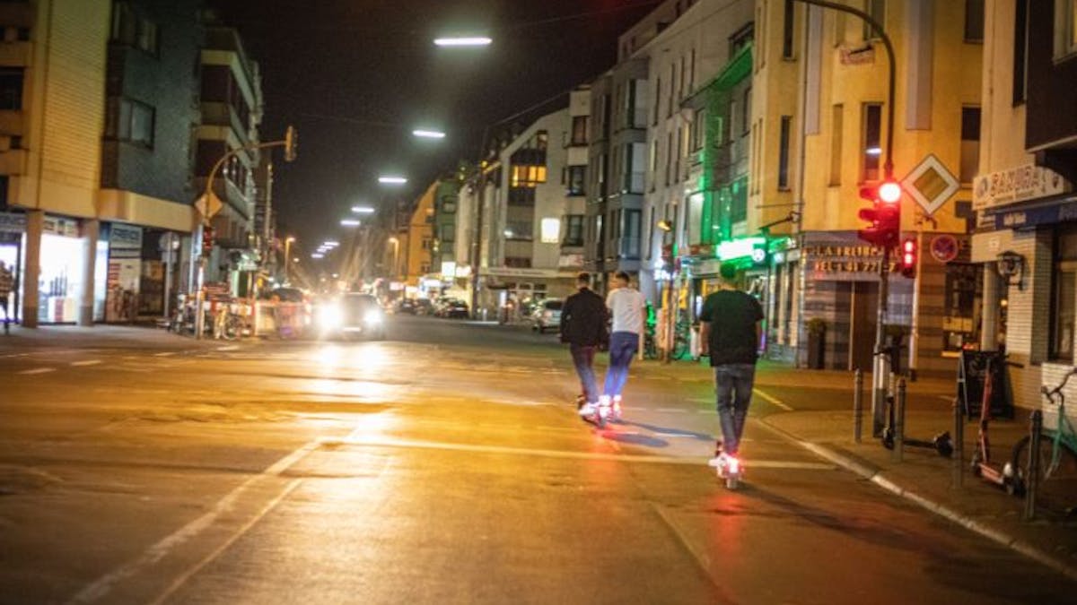Männer fahren mit E-Scootern über die Berrenrather Straße in Sülz.&nbsp;