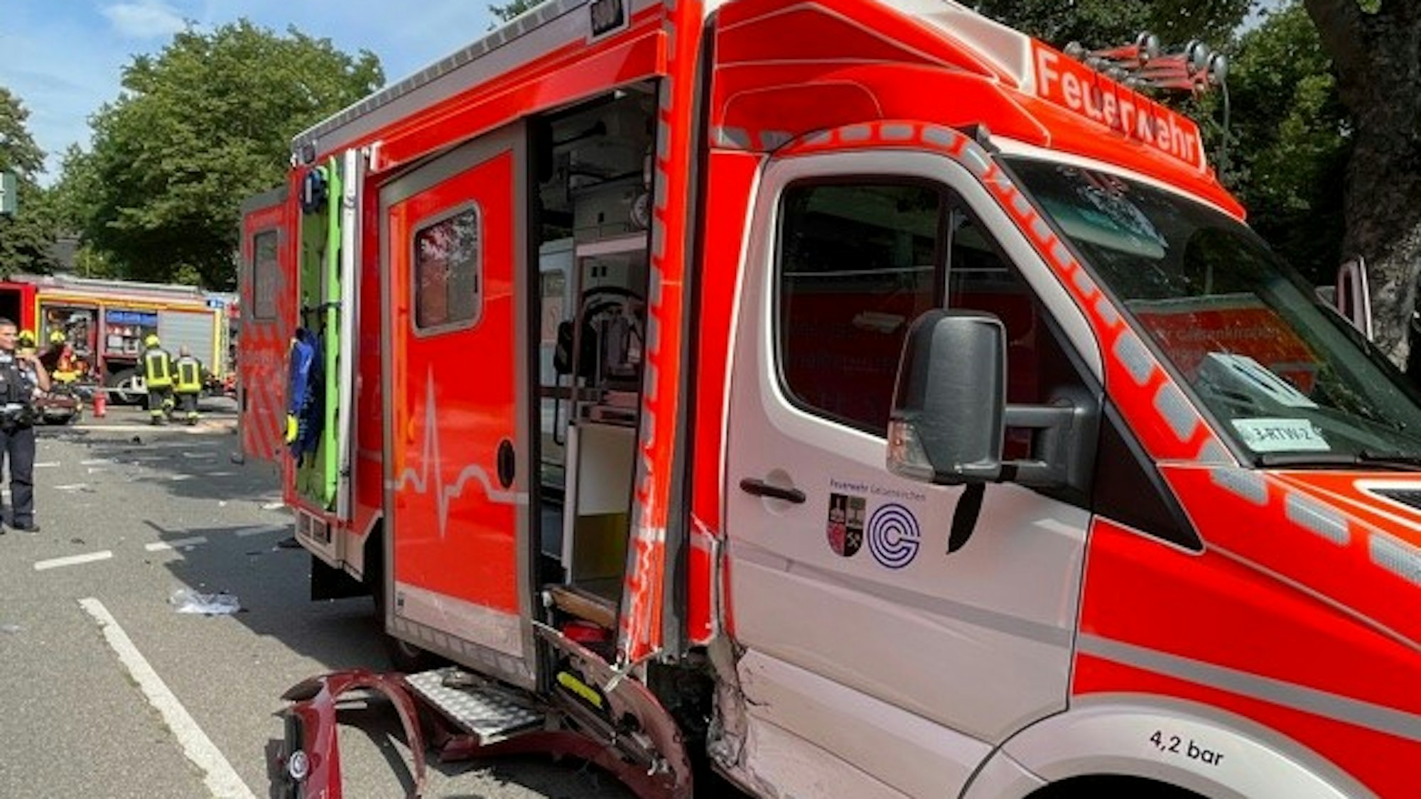 Ein Rettungswagen steht am 30. Juli in Gelsenkirchen. Zuvor war der Rettungswagen im Einsatz von einem Auto gerammt worden.