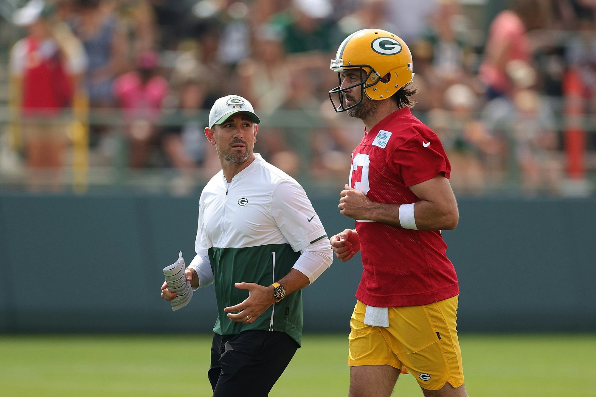 Matt LaFleur und Aaron Rodgers sprechen miteinander beim Trainingslager der Green Bay Packers in Ray Nitschke Field.